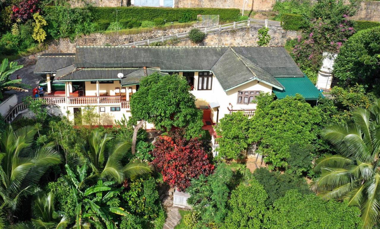 Evergreen Kandy Buitenkant foto